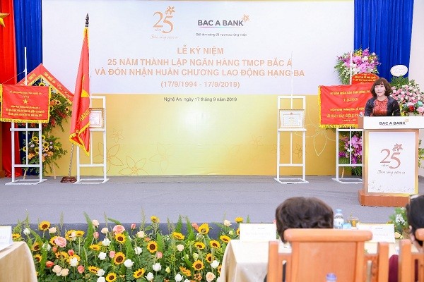 Bà Nguyễn Thị Thu Thu, Giám đốc Ngân hàng Nhà nước Chi nhánh tỉnh Nghệ An phát biểu tại buổi lễ.