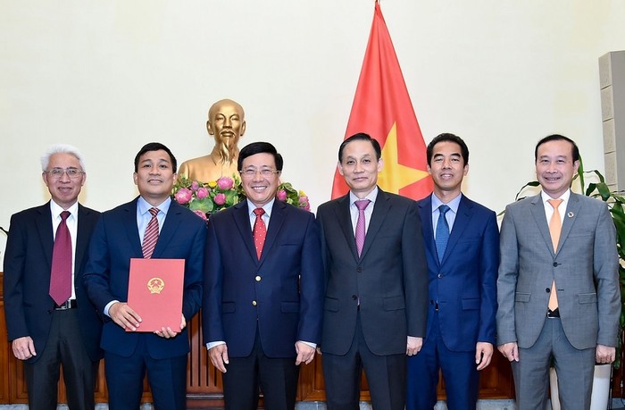 Lãnh đạo Bộ Ngoại giao chúc mừng đồng chí Nguyễn Minh Vũ.