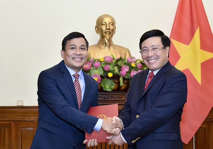 Phó Thủ tướng Phạm Bình Minh trao quyết định cho tân Thứ trưởng Nguyễn Minh Vũ.