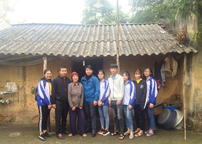 Thầy Thắng (thứ 4 từ trái qua) cùng đoàn viên, học sinh đã giúp đỡ nhiều gia đình, học sinh nghèo. Ảnh: TT.