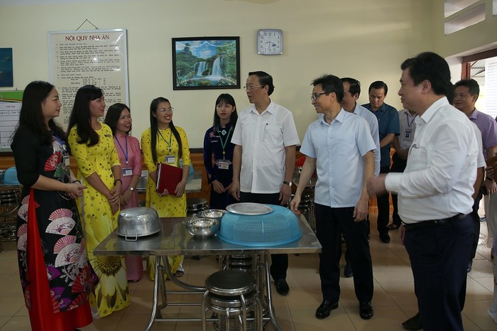 Phó Thủ tướng thăm bếp ăn của Trường Trung học phổ thông nội trú tỉnh Lạng Sơn. Ảnh: VGP/Đình Nam