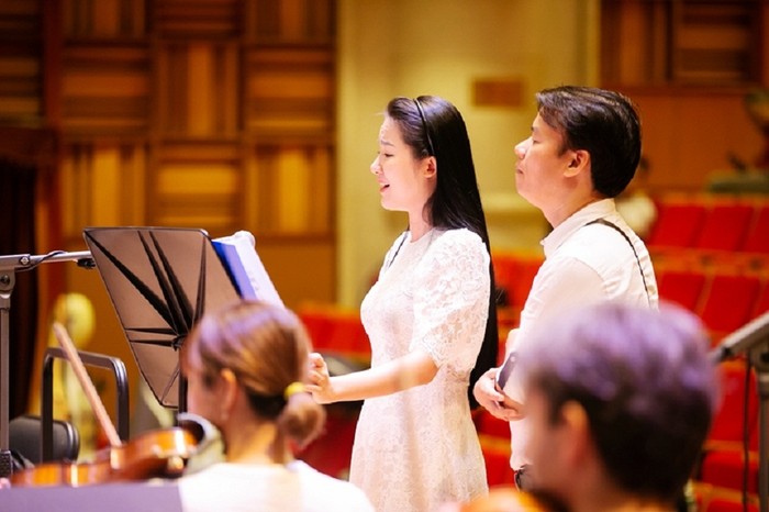 Nhạc sĩ Trần Mạnh Hùng theo sát các buổi tập luyện cùng ca sĩ Nguyễn Thùy Dung.