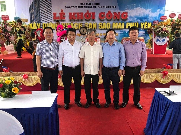 Ông Phạm Quang Đạo (người đứng giữa) Chủ tịch Tập đoàn Sao Mai chụp ảnh lưu niệm với các đại biểu dự Lễ khởi công.