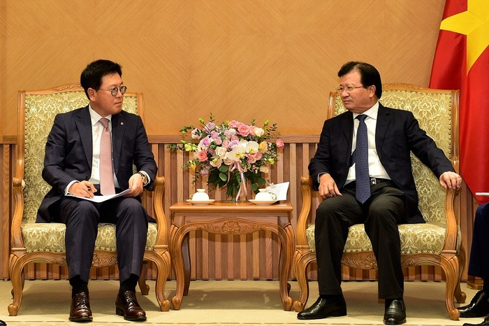 Phó Thủ tướng Trịnh Đình Dũng và Tổng Giám đốc Công ty phát triển tài sản Lotte Lee Kwang Young. Ảnh: VGP/Nhật Bắc