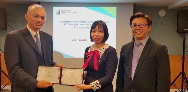 Đại diện Vietcombank, bà Phạm Vân Giang – Phó Trưởng Ban Định chế Tài chính (giữa) nhận Giải thưởng từ đại diện The Asian Banker.
