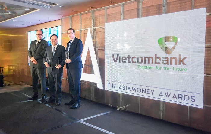 Đại diện Vietcombank, ông Phạm Anh Tuấn – Ủy viên Hội đồng quản trị (đứng giữa) nhận giải thưởng của Tạp chí Asiamoney.