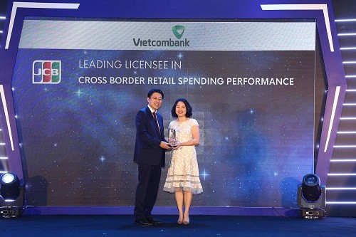 Bà Trần Thị Hạnh – Phó Giám đốc Trung tâm Thẻ Vietcombank nhận giải thưởng do đại diện Tổ chức thẻ quốc tế JCB trao tặng.