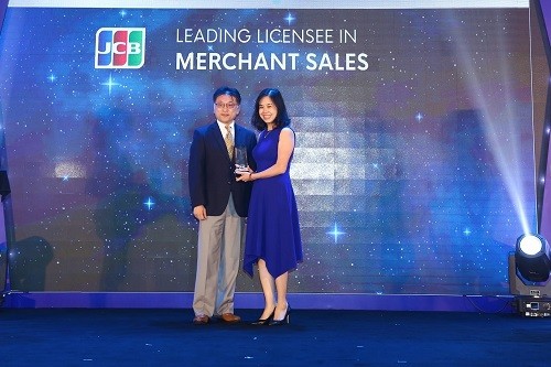 Bà Ngô Thị Thu Hương – Trưởng phòng Kinh doanh - Trung tâm Thẻ Vietcombank nhận giải thưởng do đại diện Tổ chức thẻ quốc tế JCB trao tặng.