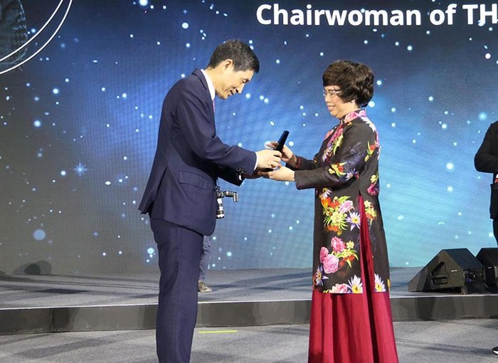 Bà Thái Hương nhận giải thưởng: Nữ doanh nhân quyền lực ASEAN.