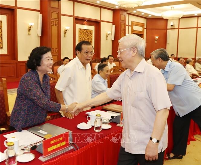 Tổng Bí thư, Chủ tịch nước Nguyễn Phú Trọng, Trưởng Tiểu ban Văn kiện Đại hội XIII của Đảng với các đồng chí nguyên lãnh đạo Đảng và Nhà nước dự Hội nghị.