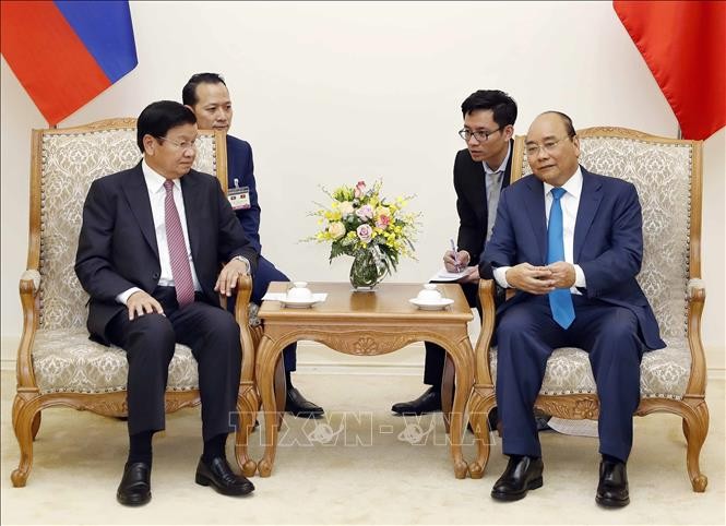 Thủ tướng Nguyễn Xuân Phúc hội đàm hẹp với Thủ tướng Cộng hòa dân chủ nhân dân Lào Thongloun Sisoulith. Ảnh: Thống Nhất/TTXVN