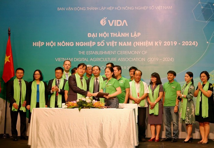Ông Phan Thanh Hải - Trưởng khối Ngân hàng Bán buôn BIDV (bên trái) và bà Ninh Thị Ty - Phó Chủ tịch VIDA - ký kết Biên bản ghi nhớ.