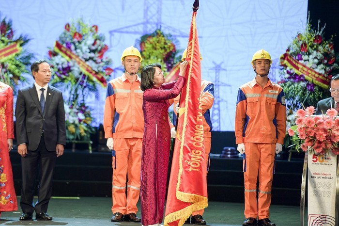 Bà Đặng Thị Ngọc Thịnh – Ủy viên Ban chấp hành Trung ương Đảng, Phó Chủ tịch nước Cộng hòa xã hội chủ nghĩa Việt Nam đã trao Huân chương Lao động hạng Nhì cho tập thể Tổng công ty Điện lực miền Bắc.