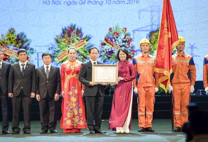 Bà Đặng Thị Ngọc Thịnh – Ủy viên Ban chấp hành Trung ương Đảng, Phó Chủ tịch nước Cộng hòa xã hội chủ nghĩa Việt Nam trao tặng bằng khen.