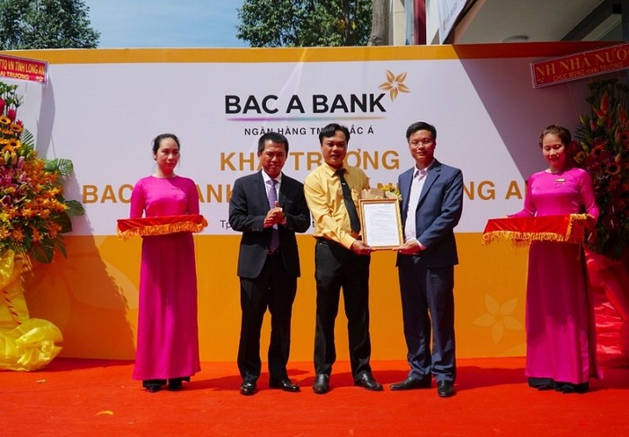 Ông Đặng Trung Dũng, Phó Tổng giám đốc thường trực và ông Nguyễn Quốc Đạt, Phó Tổng giám đốc BAC A BANK trao quyết định thành lập cho Giám đốc Chi nhánh Long An.