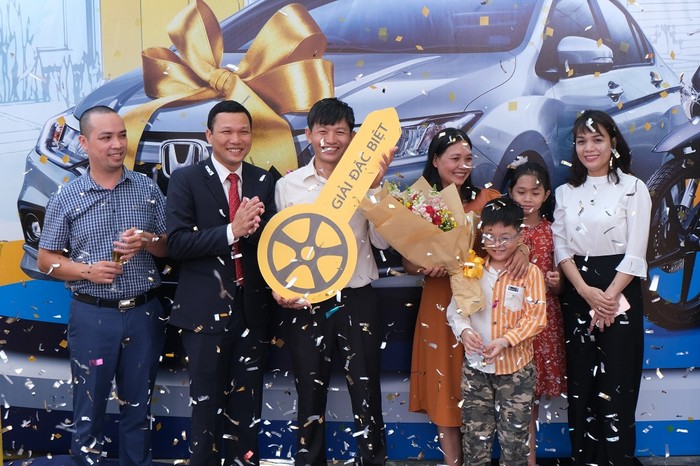 PVcomBank trao tặng xe ô tô Honda City cho anh Ngô Tấn Luyến trúng thưởng chương trình khuyến mại Hè 2019.