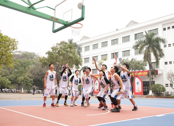 Học sinh Trường trung học phổ thông Phương Nam tham gia các hoạt động thể thao.