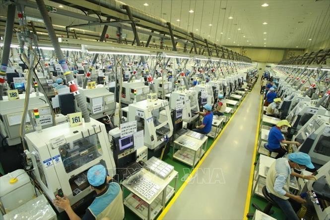 Dây chuyền sản xuất linh kiện điện tử tại Công ty Trách nhiệm hữu hạn Bokwang Vina (Khu công nghiệp Điềm Thụy, tỉnh Thái Nguyên). Ảnh: Hoàng Hùng/TTXVN