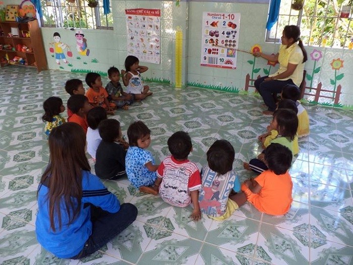 Giáo viên mầm non chăm sóc, giảng dạy cho các cháu học sinh dân tộc Raglai ở một trường Mẫu giáo miền núi (tỉnh Khánh Hòa). Ảnh: tác giả cung cấp.