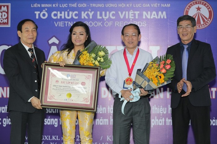 Tổ chức Kỷ lục Việt Nam trao Bằng xác lập kỷ lục cho cuốn sách THP Innovation.