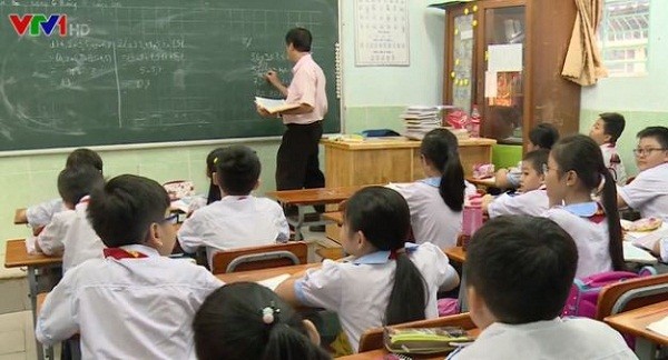 Giáo viên giảng dạy cho các em học sinh (Ảnh minh họa: vtv.vn).