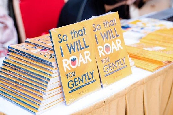 Cuốn sách “So That I Will Roar You Gently” do các em học sinh trung học Vinschool viết hoàn toàn bằng Tiếng Anh.