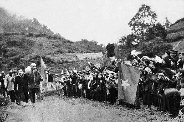 Nhân dân bản Pác Bó, xã Trường Hà, huyện Hà Quảng, tỉnh Cao Bằng vui mừng chào đón Bác Hồ về thăm, ngày 20/2/1961. (Nguồn: Tư liệu TTXVN)