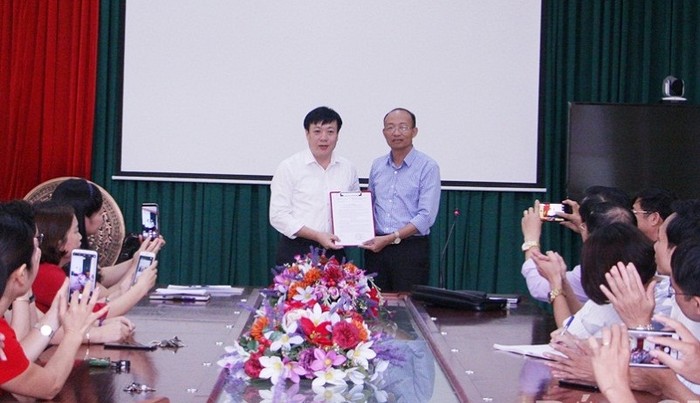 Ông Trần Tuấn Nam (bên phải) Giám đốc Sở Giáo dục và Đào tạo tỉnh Bắc Giang trao quyết định cho ông ông Trần Duy Phương. Ảnh: MT.
