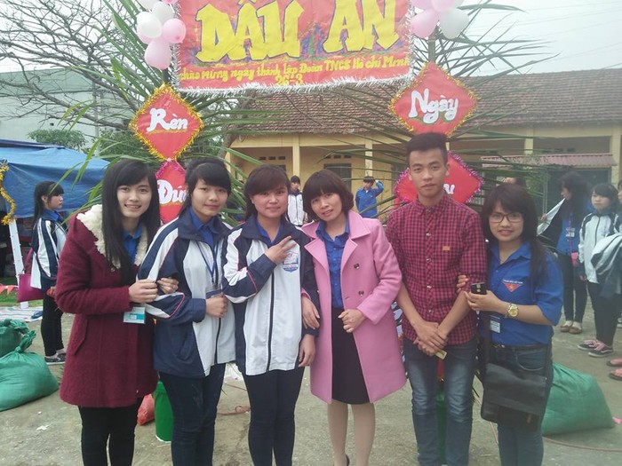 Cô Tuệ (áo hồng) cùng các em học sinh Trường trung học phổ thông Hòa Bình, huyện Chi Lăng, tỉnh Lạng Sơn. Ảnh: TT.