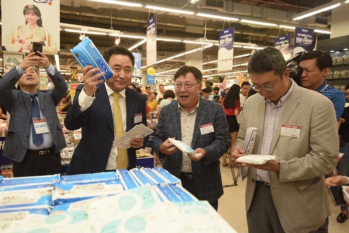 Vị Tham Tán Thương mại Đại sứ quán Hàn Quốc tò mò với những sản phẩm VinMart Care được đặt sản xuất tại Hàn Quốc trong khi Chủ tịch KOTTRA tỏ ra thích thú với bao bì sản phẩm được thiết kế bắt mắt, hiện đại của VinMart Care.
