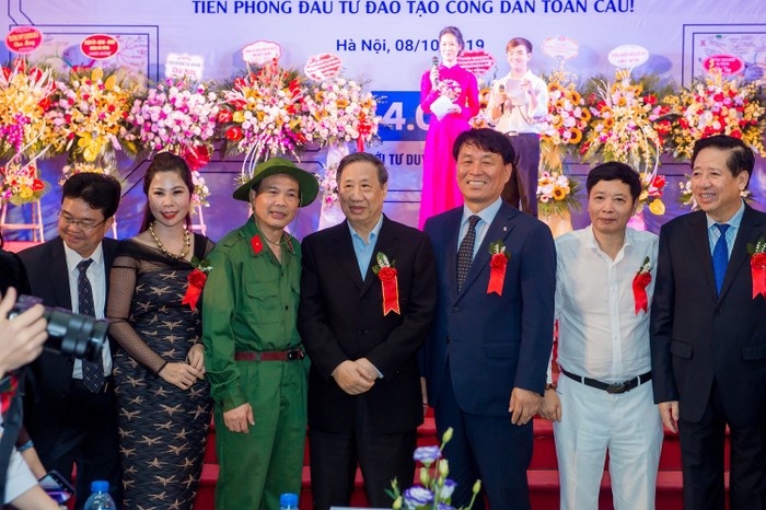 Các vị đại biểu tham gia buổi lễ khai giảng năm học 2019-2020 của Trường đại học Nguyễn Trãi.