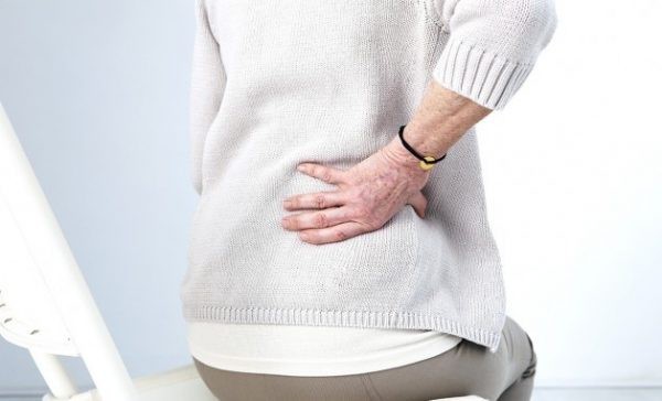Người mắc bệnh loãng xương thường cảm thấy đau lưng (Ảnh minh họa: vtv.vn).