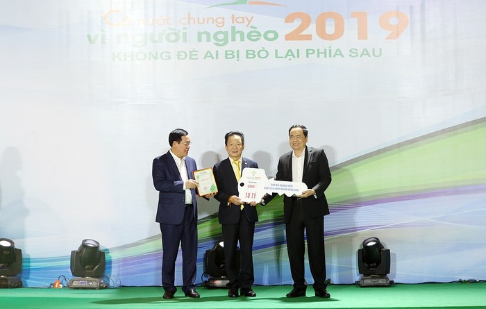 Ông Đỗ Quang Hiển – Chủ tịch Hội đồng quản trị Ngân hàng SHB ủng hộ Quỹ Vì người nghèo 10 tỷ đồng.