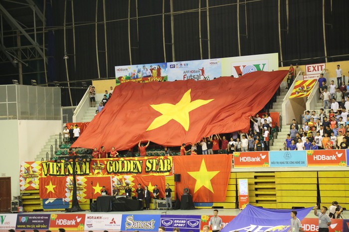 Lá cờ Việt Nam đã xuất hiện trên khán đài như 1 tín hiệu ăn mừng khi tuyển Việt Nam ghi bàn.