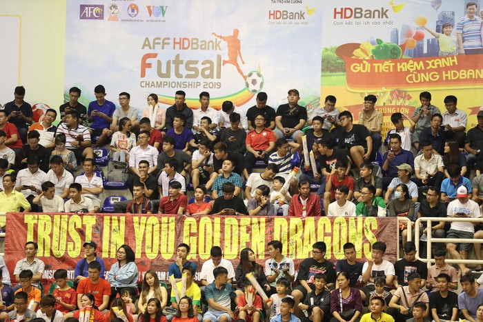 Hàng nghìn người hâm mộ đã đến cổ vũ cho trận đấu giữa tuyển Việt Nam và Australia.