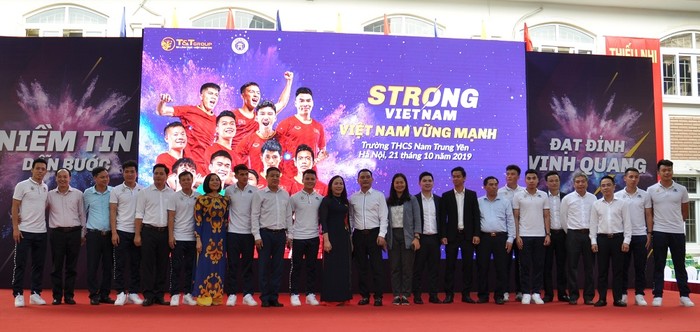 Ban tổ chức chương trình Strong Việt Nam 2019 chụp ảnh lưu niệm khép lại số cuối. Ảnh: Công Tiến.