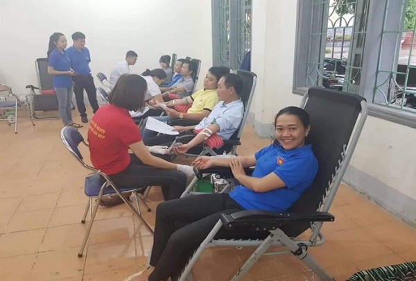 Cô giáo Đinh Vân Hồng (áo xanh ngồi ghế) đảng viên trẻ tiêu biểu học tập và làm theo lời Bác toàn quốc năm 2019 trong lần đi hiến máu nhân đạo. Ảnh: HV.