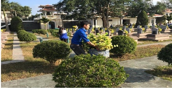 Sinh viên Trường Cao đẳng Kinh tế - Kỹ thuật Điện Biên tham gia dọn dẹp, thay hoa tại Nghĩa trang Liệt sĩ A1 nhân ngày thương binh, liệt sĩ 27/7. Ảnh: HV.