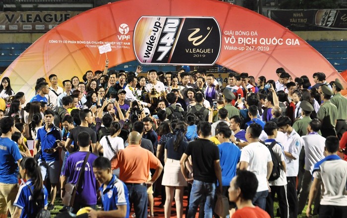 Người hâm mộ chúc mừng nhà vô địch Giải bóng đá quốc gia Wake-up 247 V.League 1 - 2019, Hà Nội FC. Ảnh: Công Tiến.