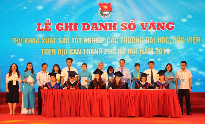 Lễ ghi danh Sổ vàng của 86 thủ khoa xuất sắc các trường đại học, học viện năm 2019 trên địa bàn thành phố Hà Nội. Ảnh: Công Tiến.