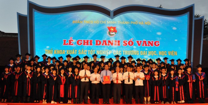Các đại biểu chụp ảnh lưu niệm cùng 86 thủ khoa xuất sắc các trường đại học, học viện năm 2019 trên địa bàn thành phố Hà Nội. Ảnh: Công Tiến.