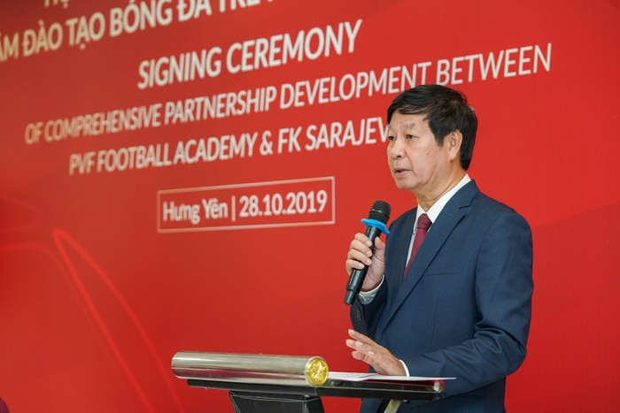 Ông Lê Khắc Hiệp, Phó chủ tịch Tập đoàn Vingroup, Chủ tịch Hội đồng Quản lý Quỹ Đầu tư và Phát triển tài năng Bóng đá Việt Nam - PVF phát biểu tại Lễ ký kết.
