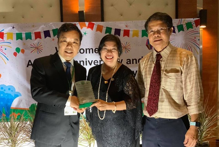 Ông Nguyễn Văn Phước (ngoài cùng bên phải) nhận giải thưởng “Cống hiến Vì Cộng Đồng - Distinguished Dedication Award 2019”.