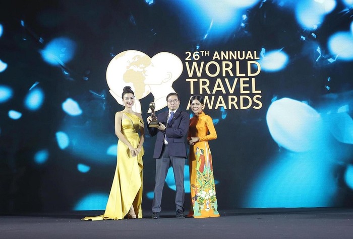 Giám đốc Cảng không quốc tế Vân Đồn Phạm Ngọc Sáu nhận giải thưởng tại lễ trao giải của WTA.