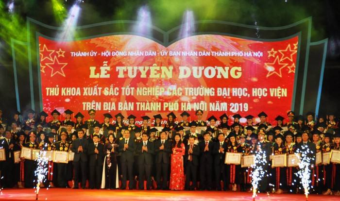 Thủ khoa tốt nghiệp xuất sắc đến từ các trường đại học, học viện năm 2019 nhận Bằng khen từ lãnh đạo Ủy ban nhân dân thành phố Hà Nội. Ảnh: Công Tiến.