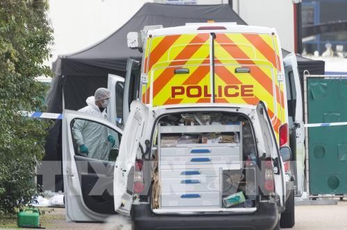 Nhân viên pháp y thuộc Cảnh sát Anh điều tra tại hiện trường xe container chở 39 thi thể ở Khu Công nghiệp Waterglade thuộc hạt Essex, miền Đông Nam nước Anh ngày 23/10/2019. Ảnh: THX/TTXVN