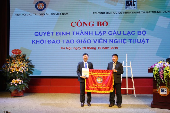 Phó giáo sư, Tiến sĩ Trần Xuân Nhĩ – Phó Chủ tịch Hiệp hội trao cờ cho đại diện Câu lạc bộ - Chủ nhiệm, Phó giáo sư, Tiến sĩ Đào Đăng Phượng.