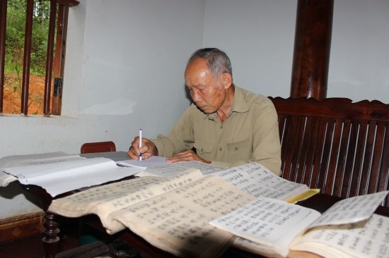 Ngoài 70 tuổi nhưng già bản Bàn Văn Cường luôn yêu thích sưu tầm các loại tài liệu và mở lớp miễn phí truyền dạy chữ cho thế hệ trẻ trong vùng. Ảnh: LV.