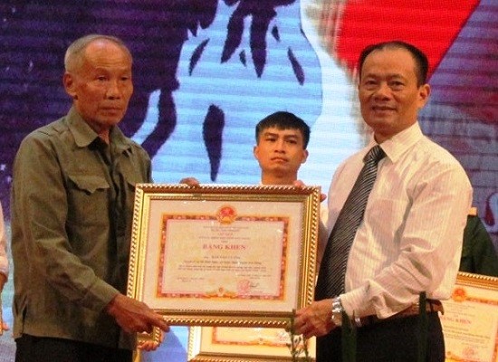 Ông Bàn Văn Cường nhận Bằng khen cá nhân tiêu biểu học tập và làm theo Bác do Ủy ban nhân dân tỉnh Bắc Giang trao tặng. Ảnh: LV.