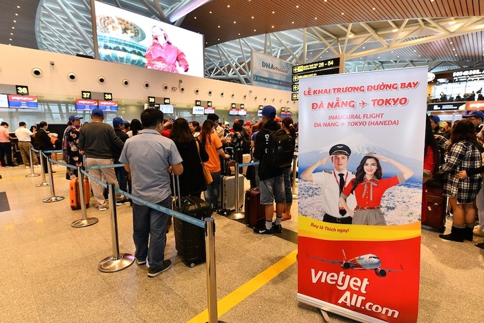 Hành khách xếp hàng làm thủ tục trong chuyến bay đầu tiên kết nối Đà Nẵng và Tokyo.